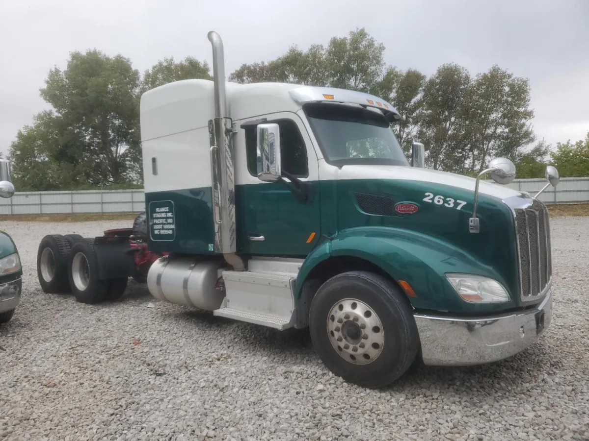 2017 PETERBILT TRACTOR 579